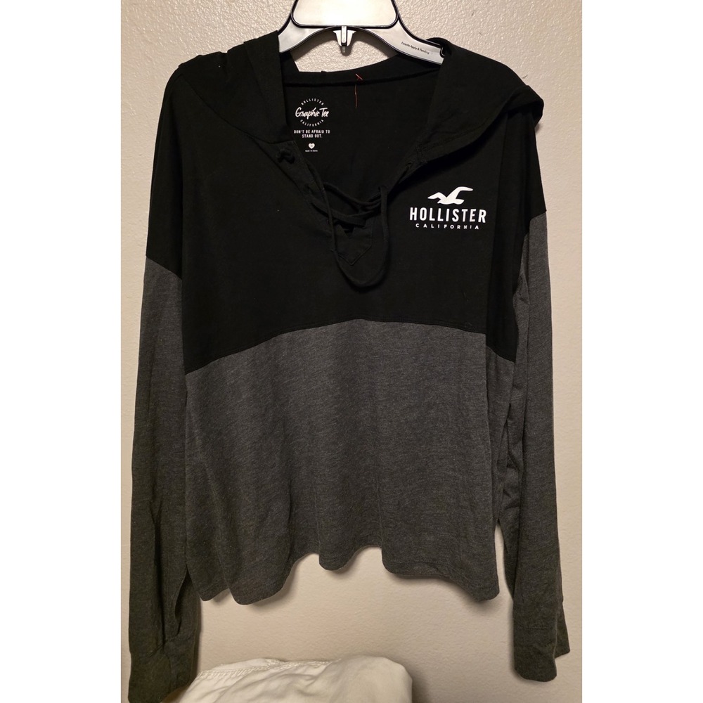 Hollister crop top hoodie size M Gray And Black. EUC